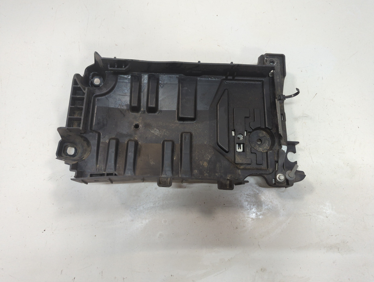 Площадка под аккумулятор (АКБ)