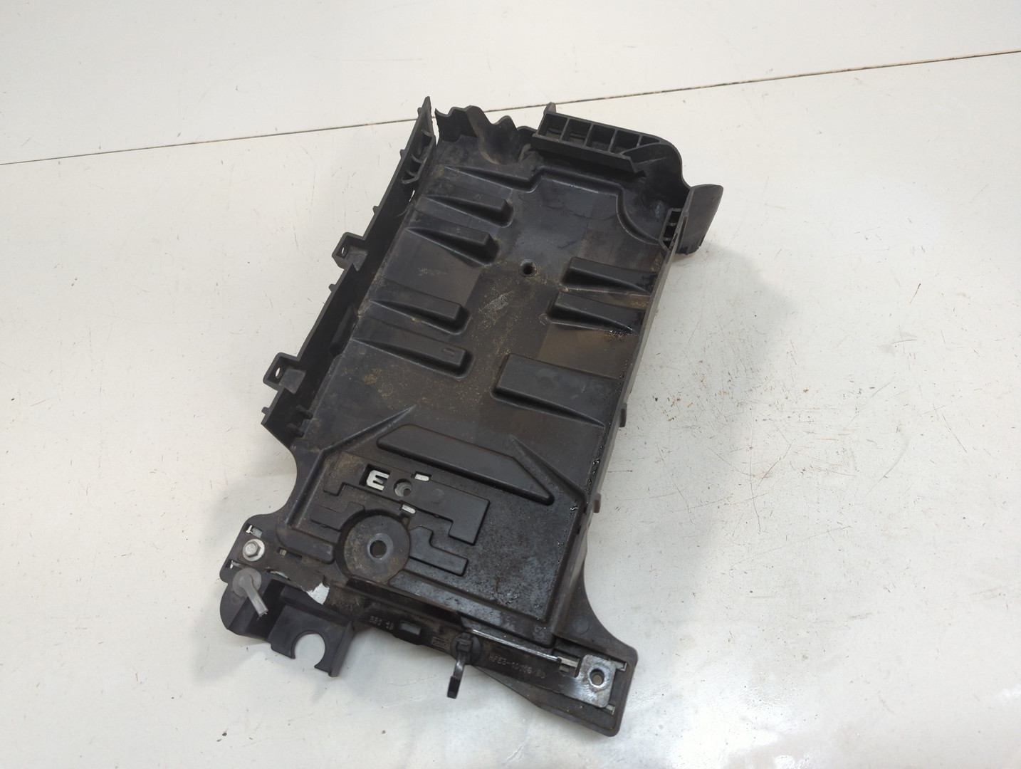 Площадка под аккумулятор (АКБ)