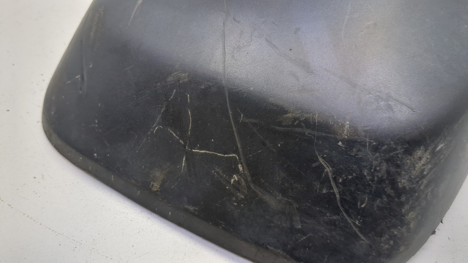 Брызговик передний правый