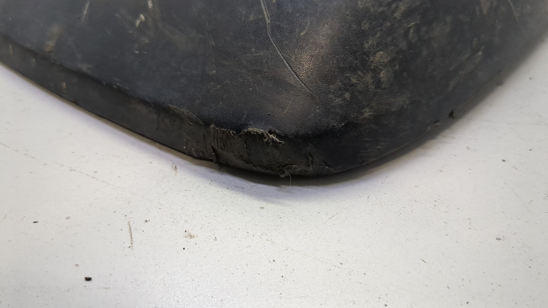 Брызговик передний правый