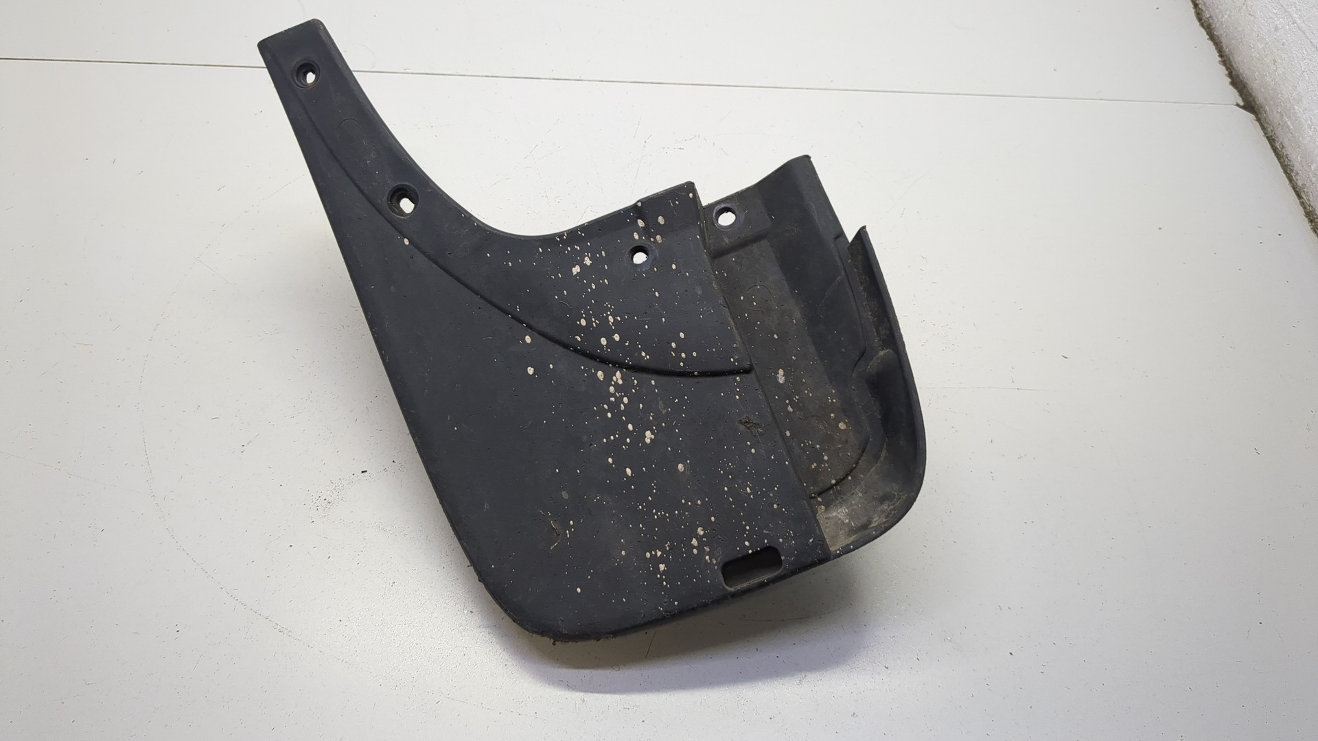 Брызговик передний правый