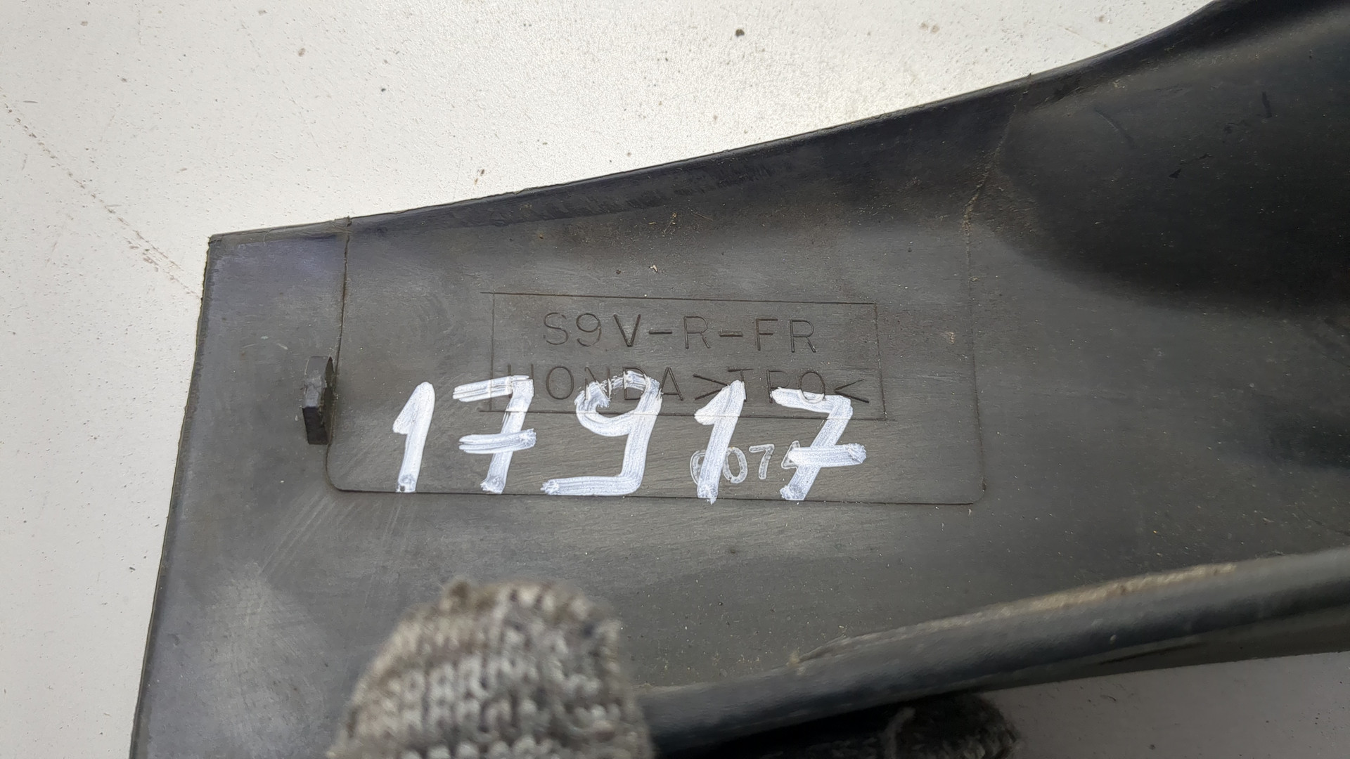 Брызговик передний правый