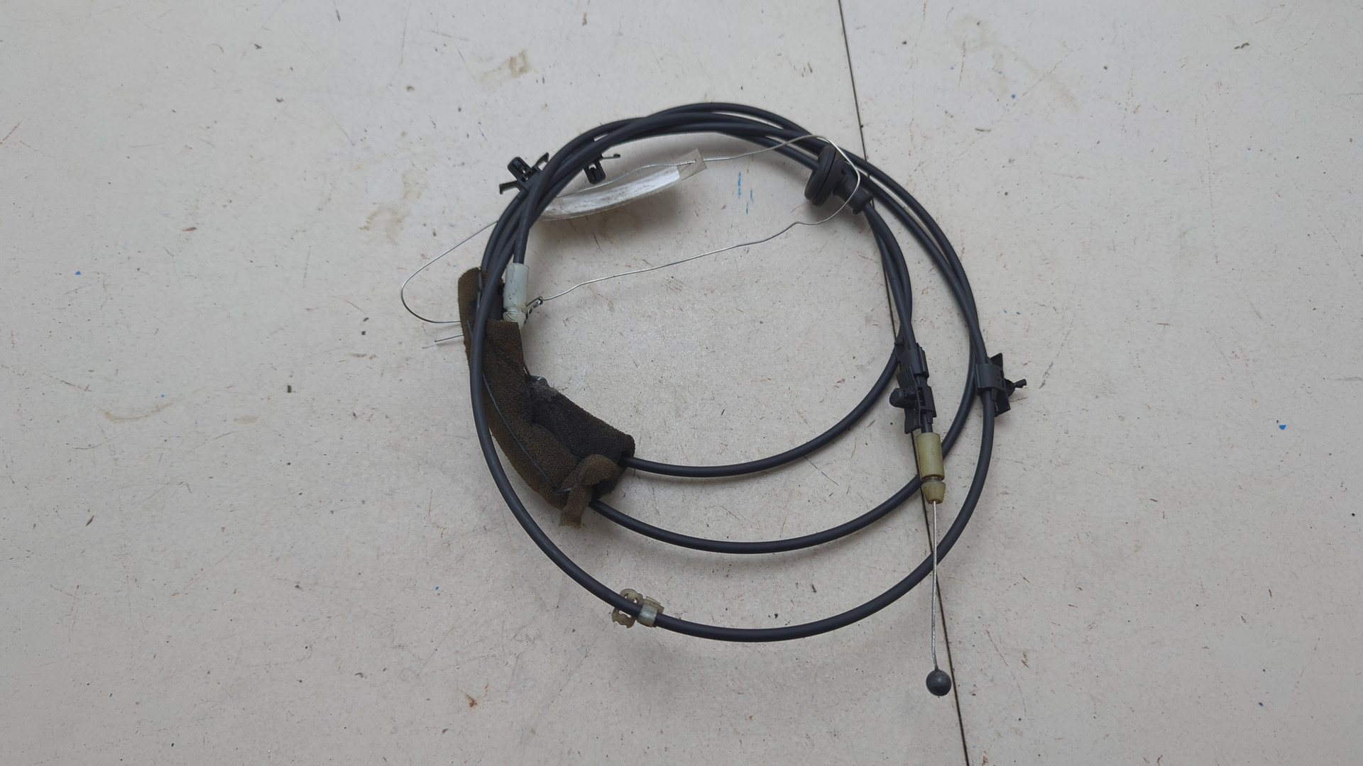 Трос открывания капота