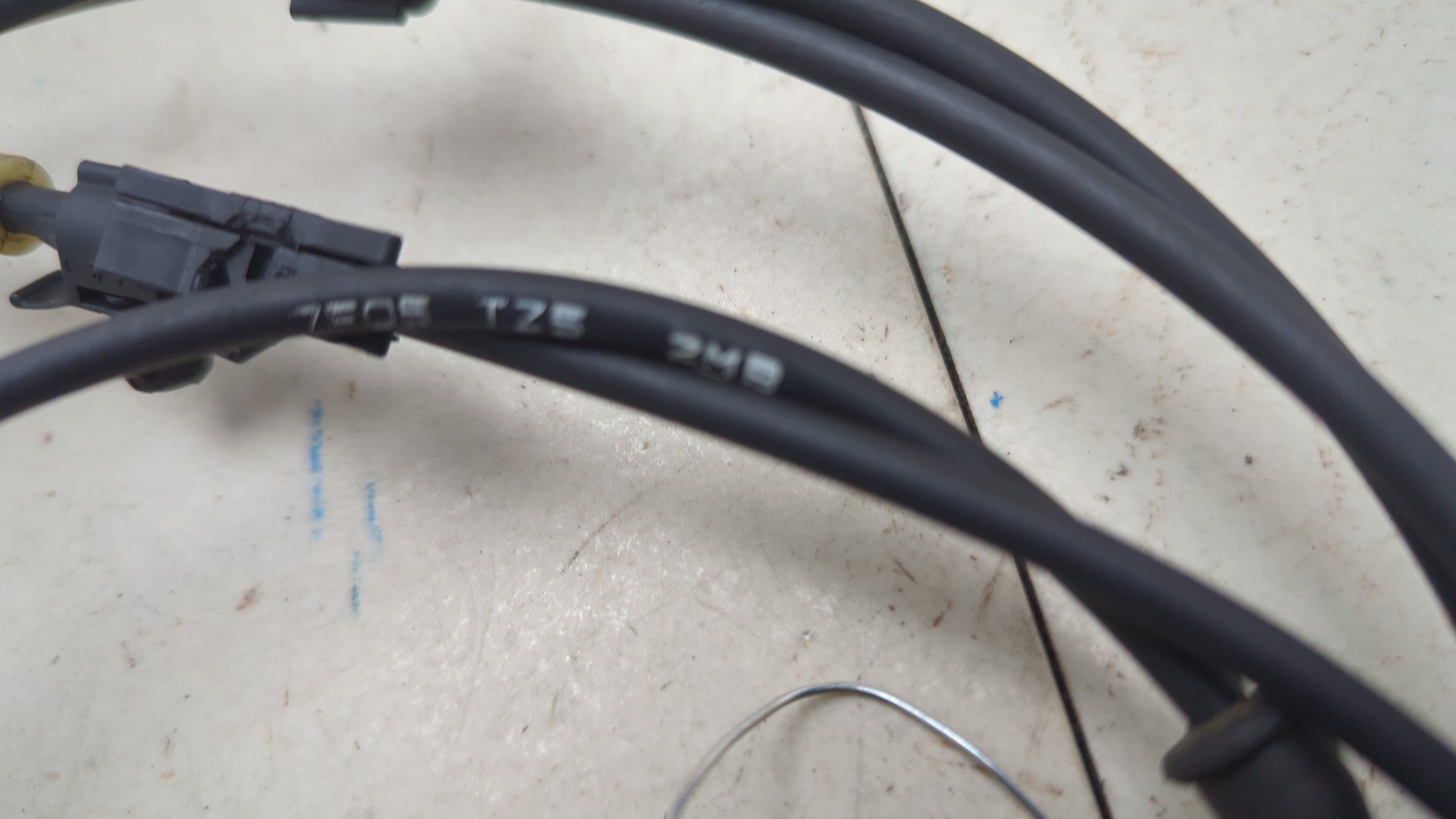 Трос открывания капота