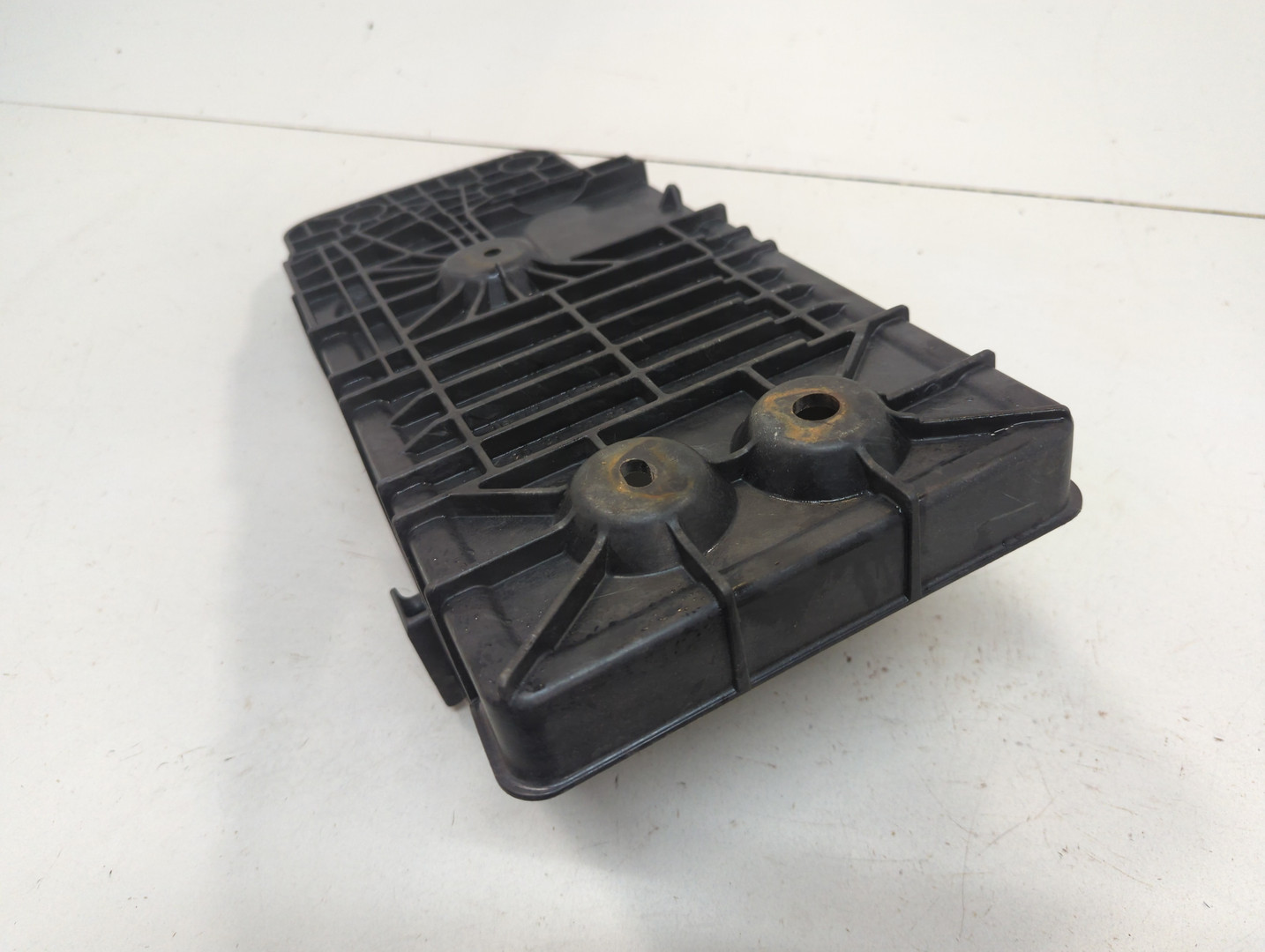 Площадка под аккумулятор (АКБ)