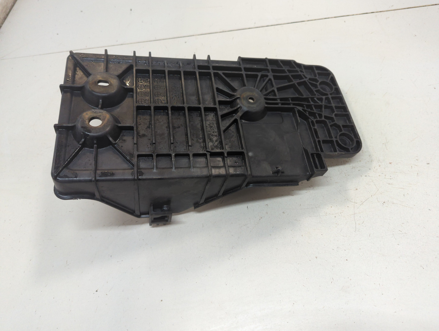 Площадка под аккумулятор (АКБ)