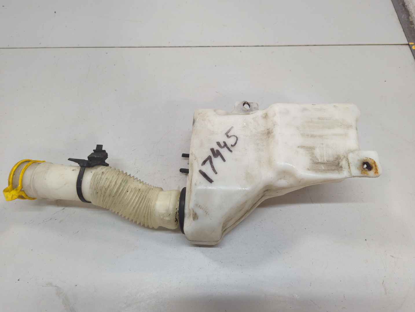 Бачок омывателя лобового стекла