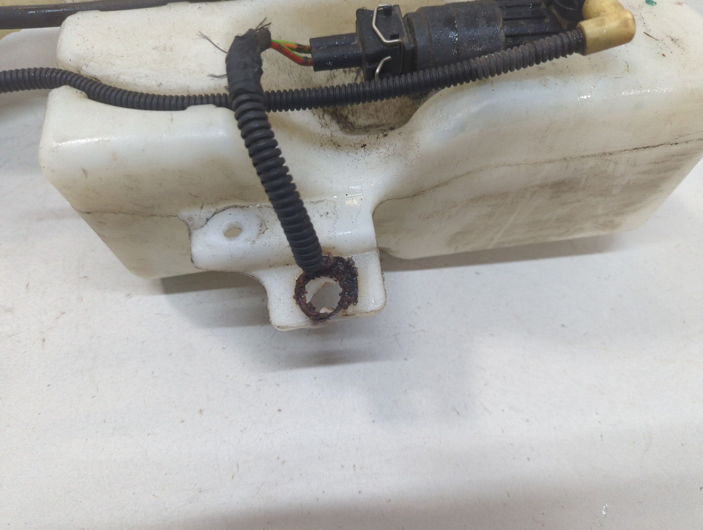 Бачок омывателя лобового стекла