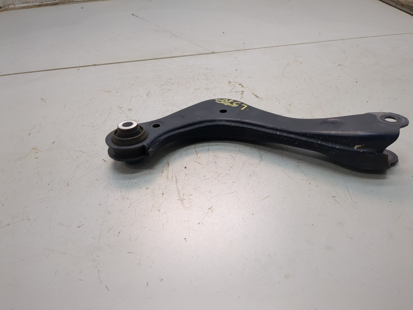 Рычаг задний левый