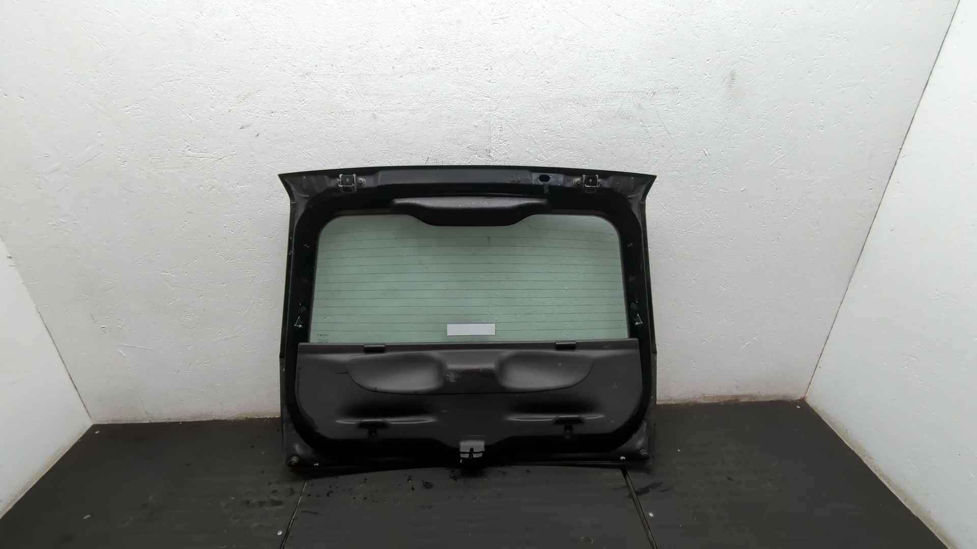 Дверь багажника