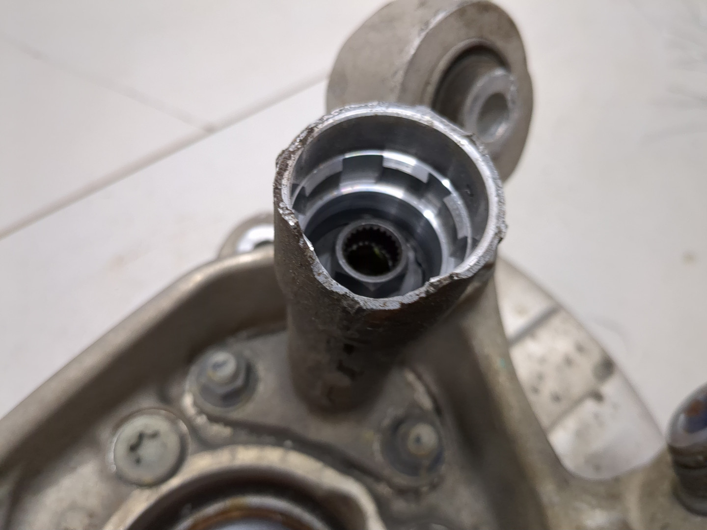 Кулак поворотный задний левый