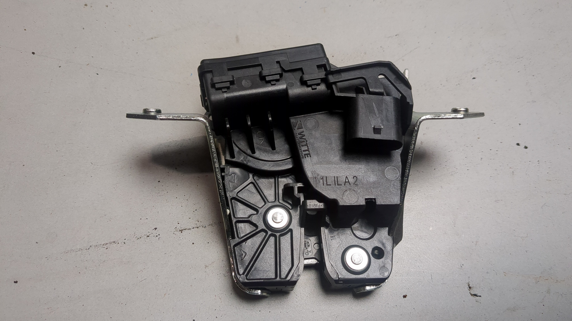 Замок багажника