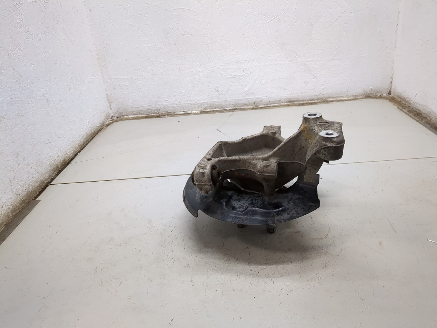 Кулак поворотный задний левый