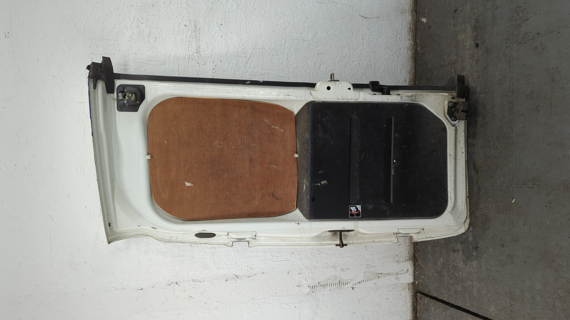 Дверь багажника правая