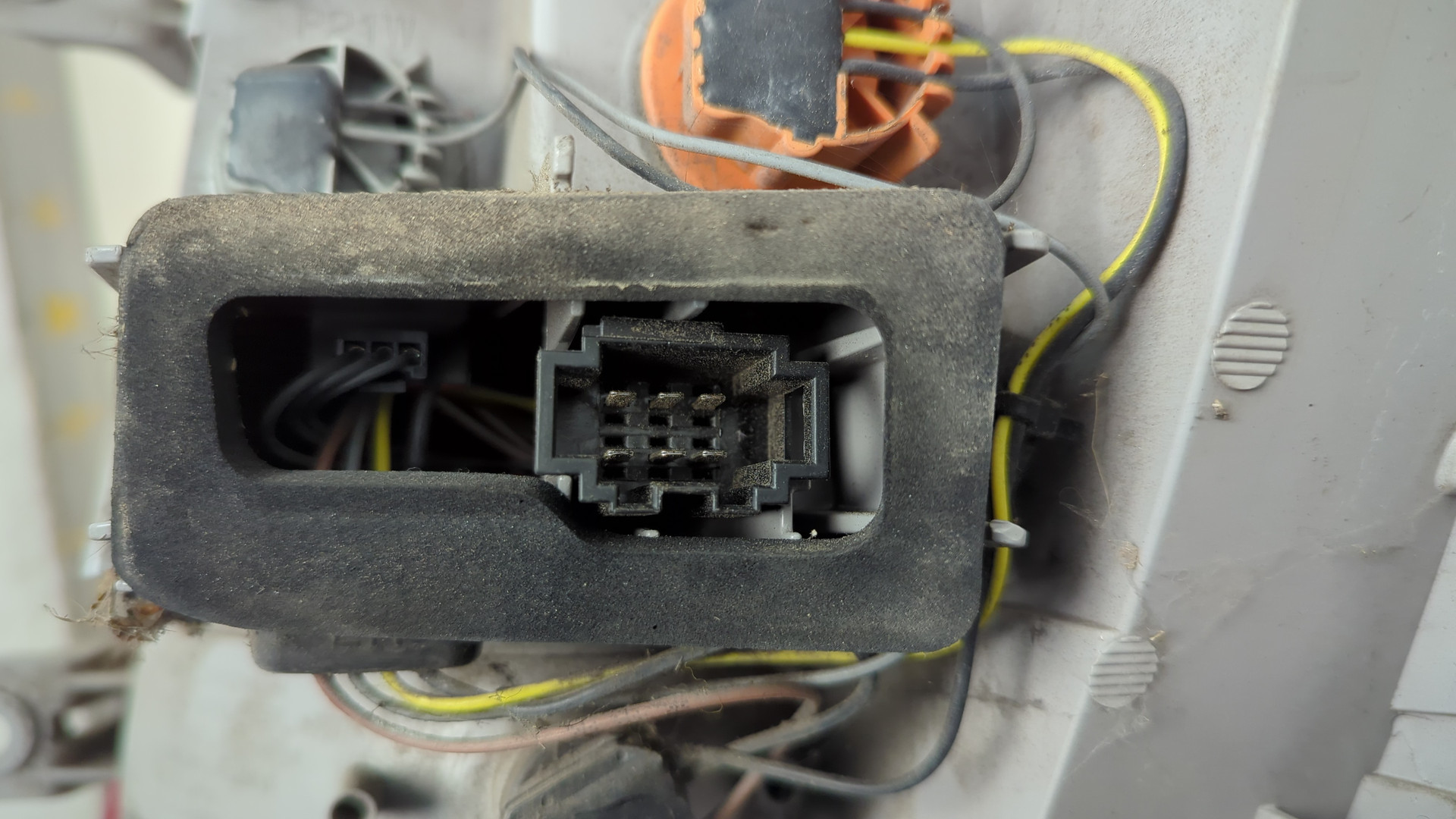 Фонарь задний левый