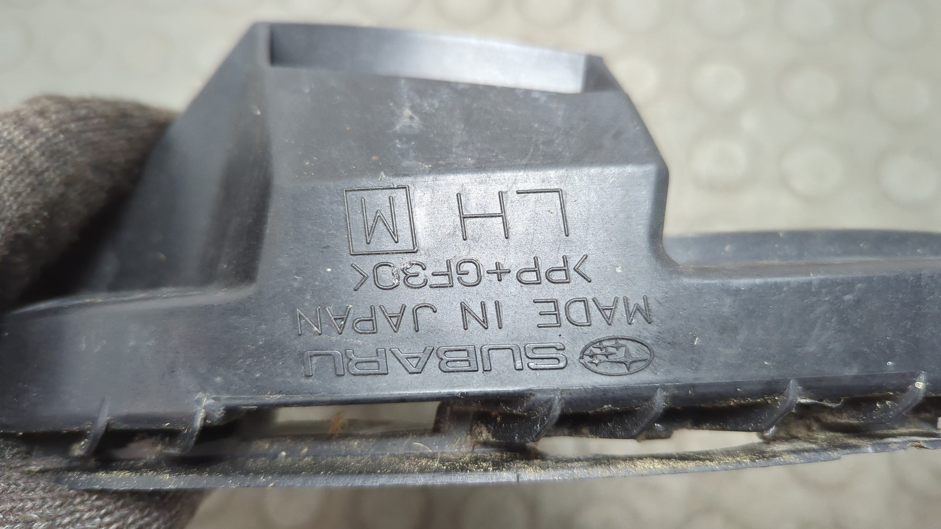 Кронштейн фар левый