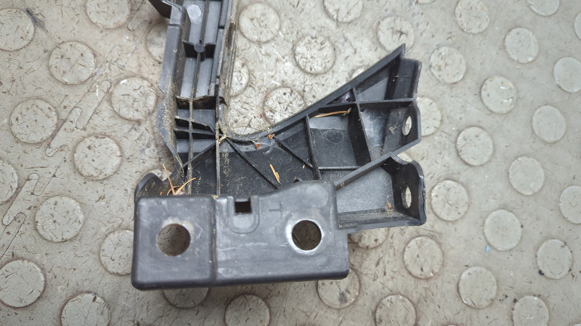 Кронштейн фар левый