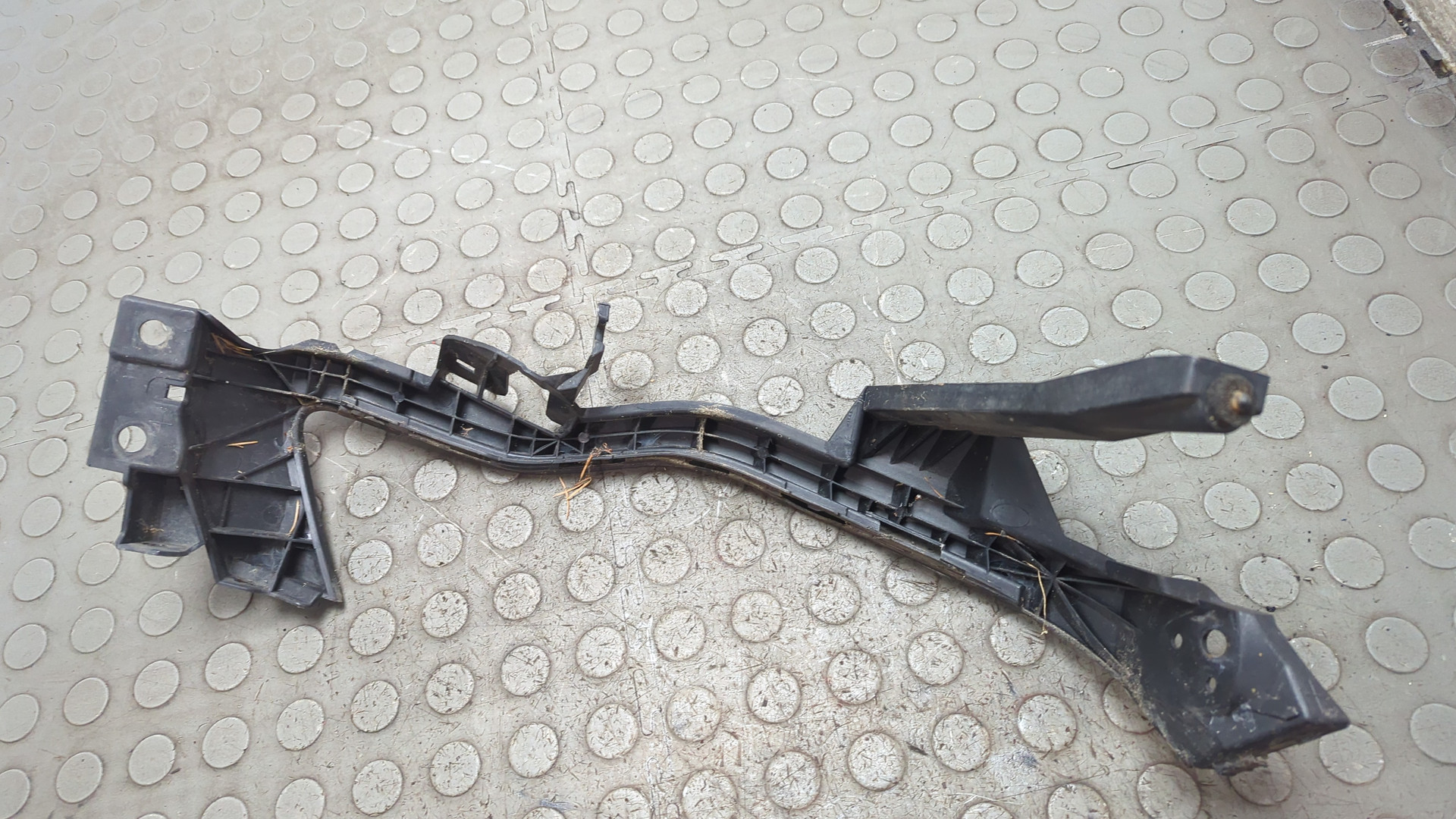 Кронштейн фар левый