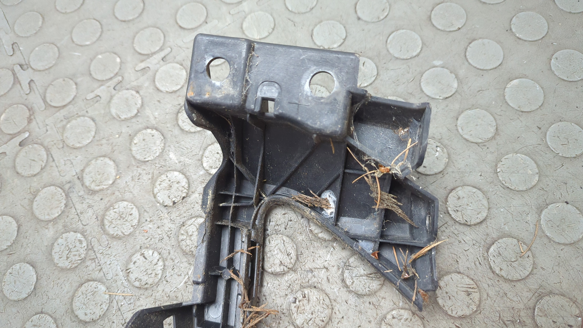 Кронштейн фар правый