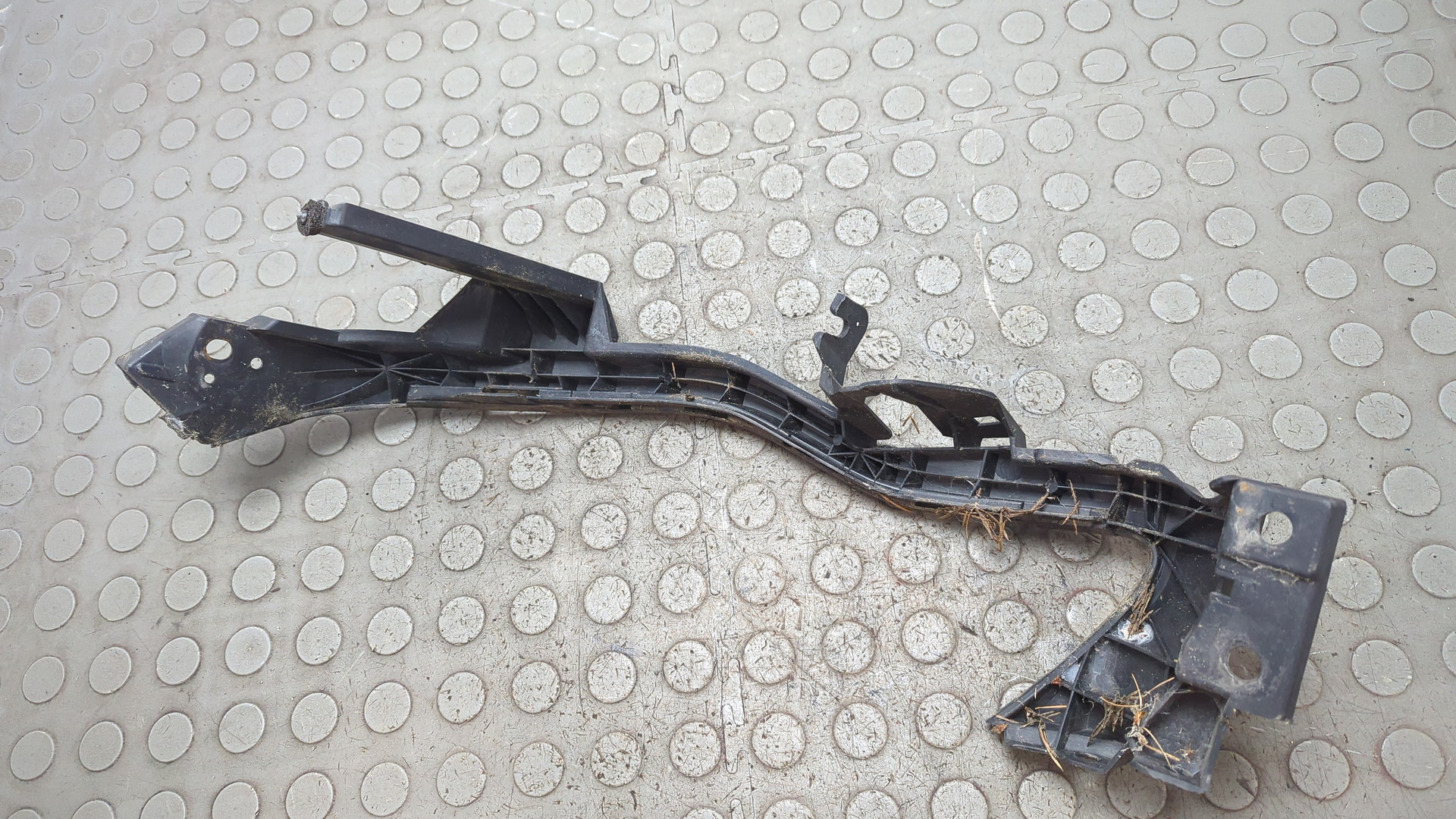 Кронштейн фар правый