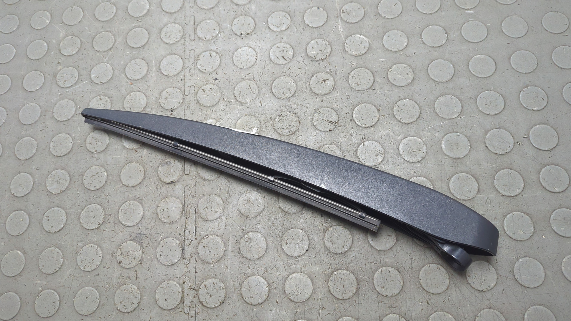 Поводок стеклоочистителя заднего