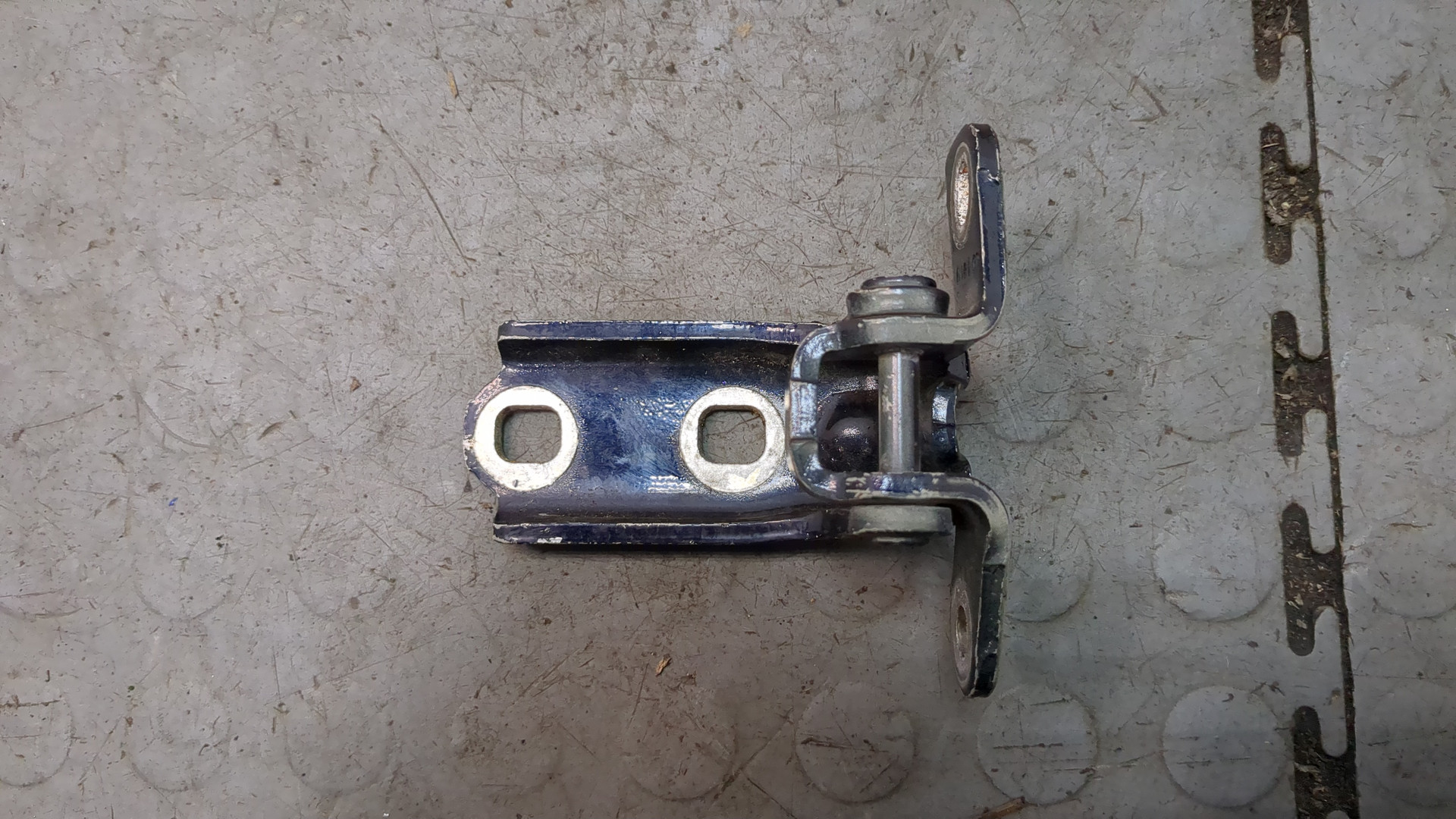 Петля двери