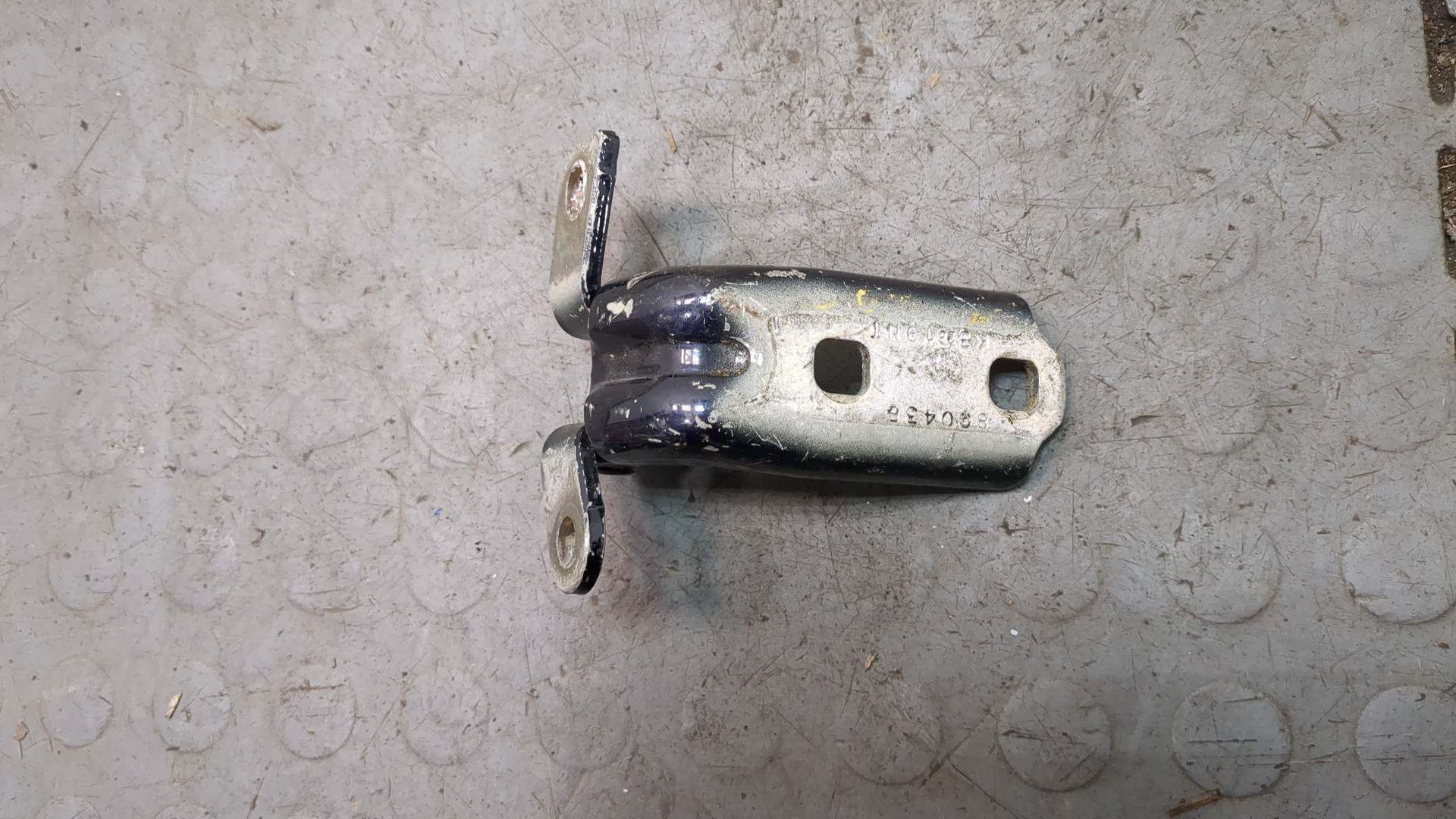 Петля двери