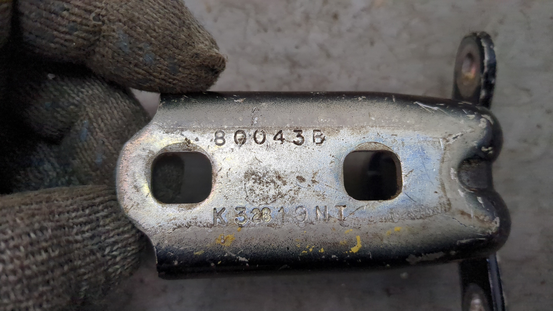 Петля двери