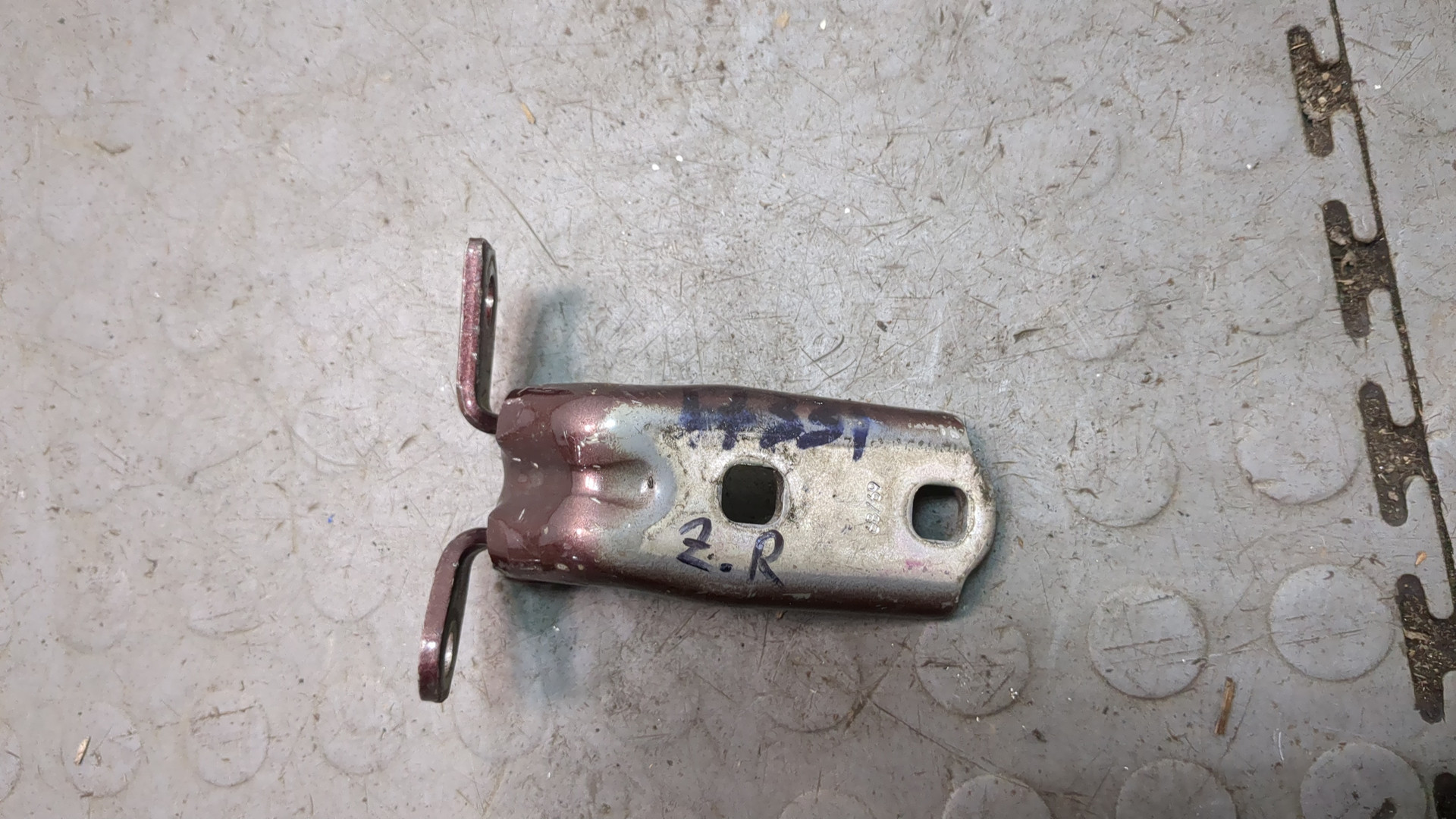 Петля двери