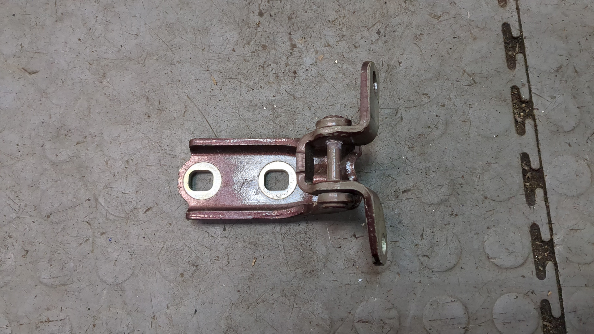 Петля двери