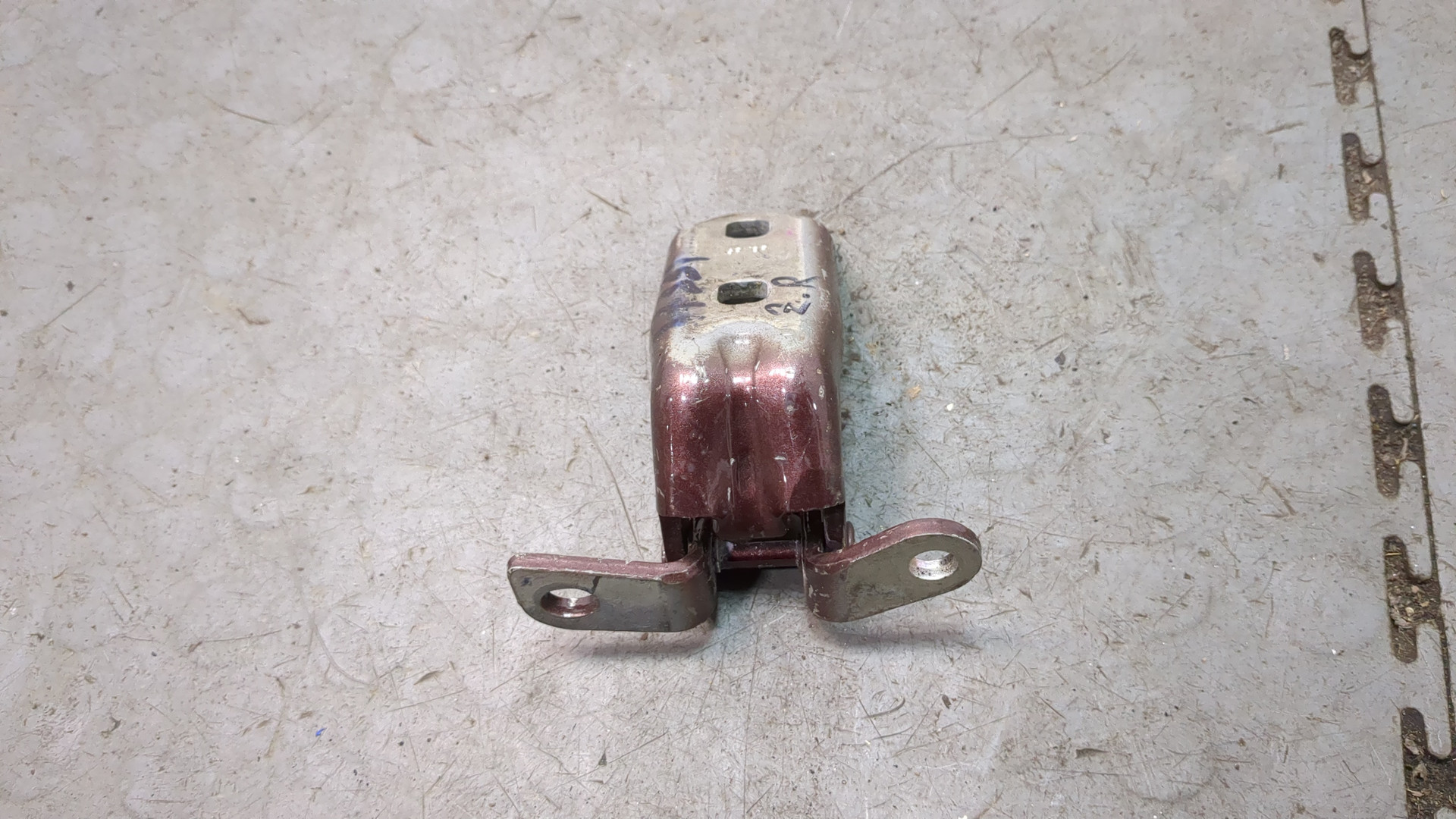 Петля двери