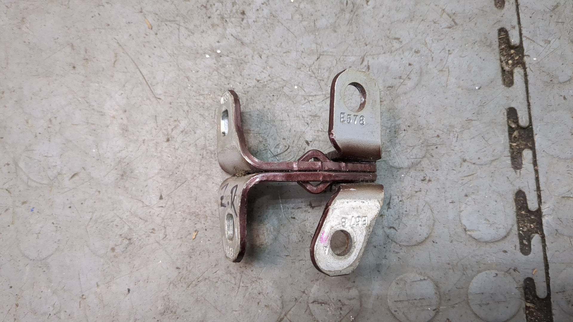 Петля двери