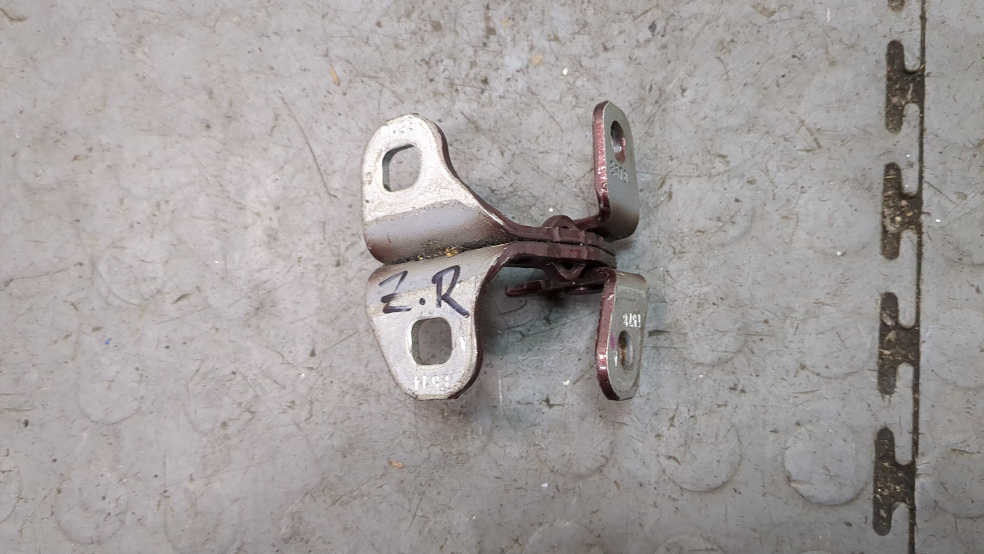 Петля двери