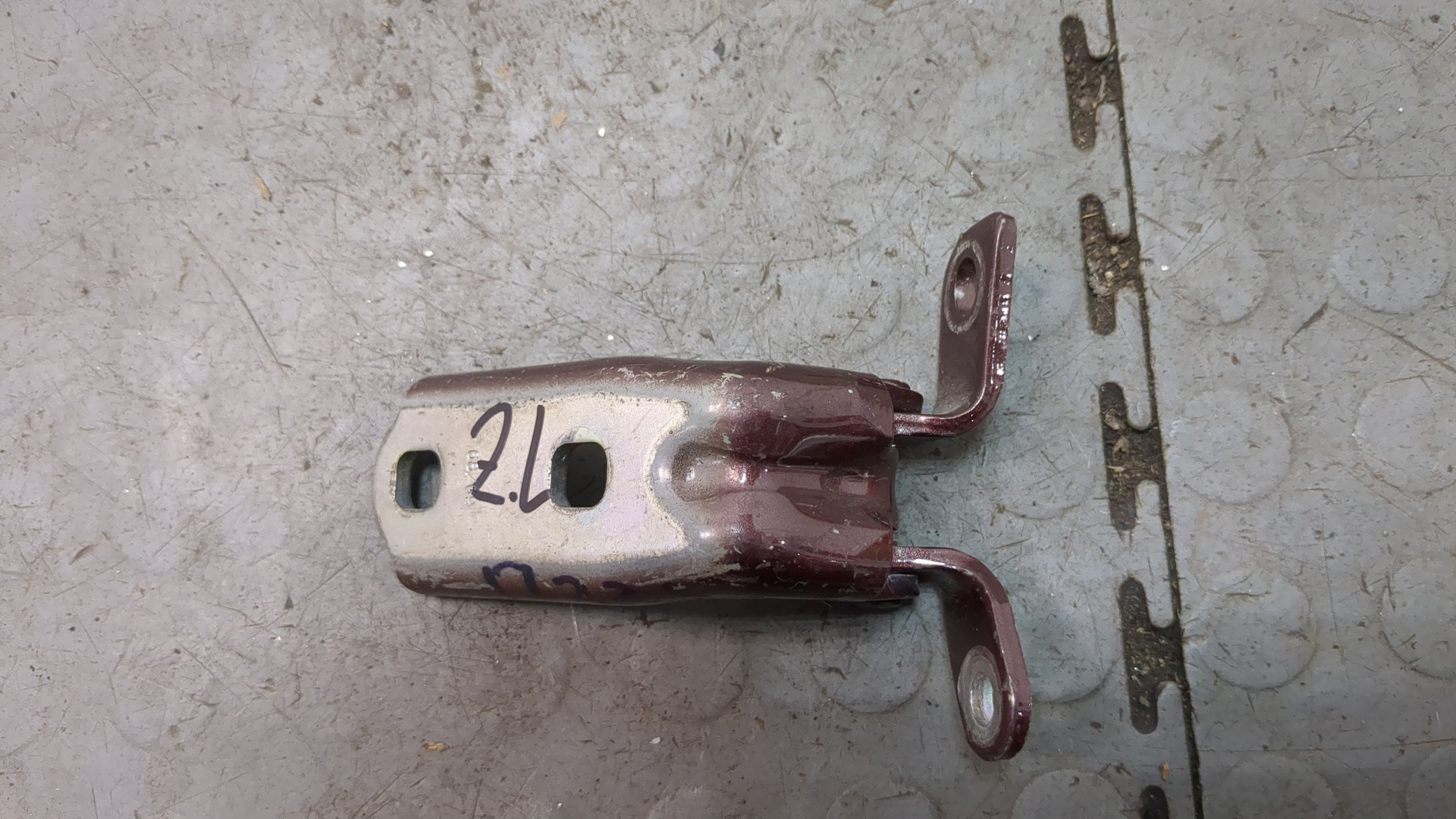 Петля двери