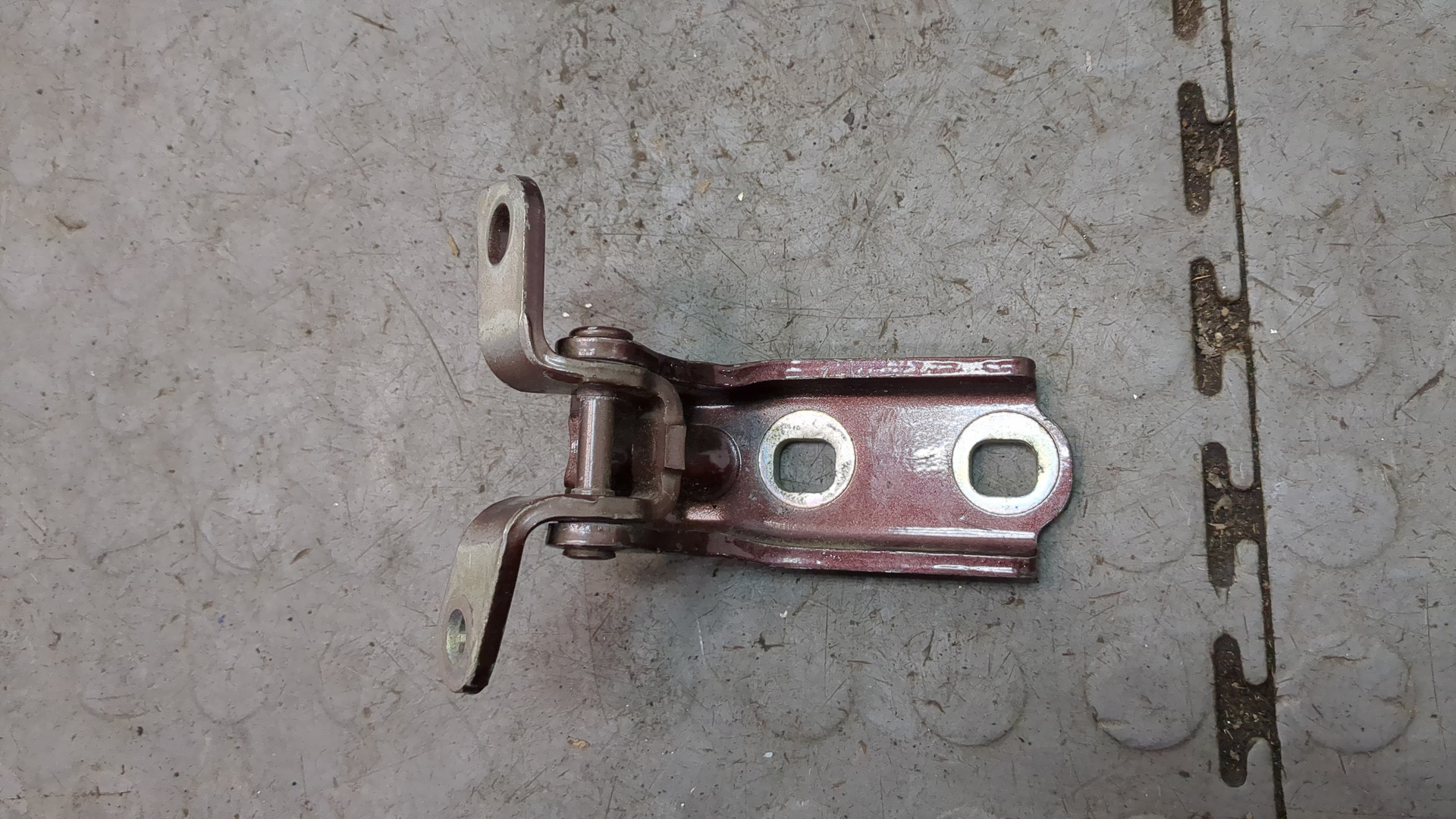 Петля двери