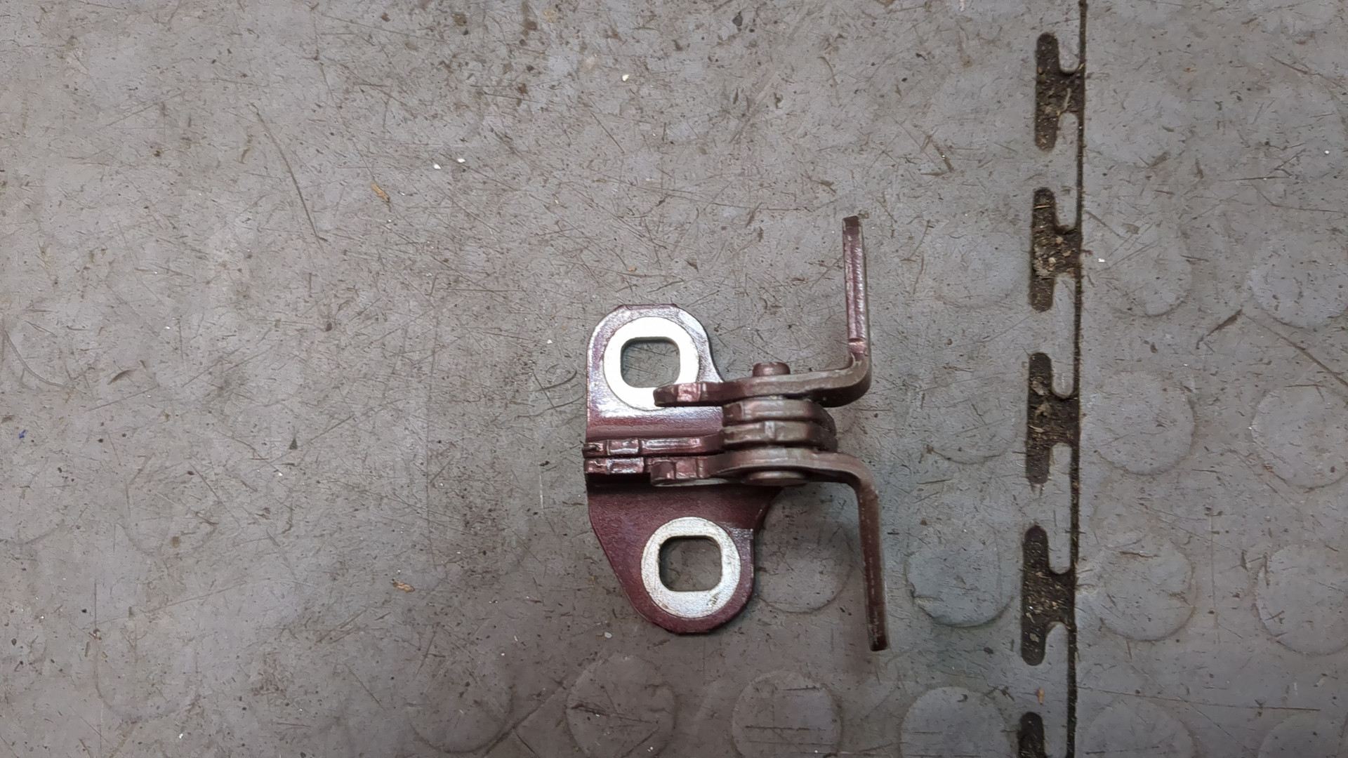 Петля двери