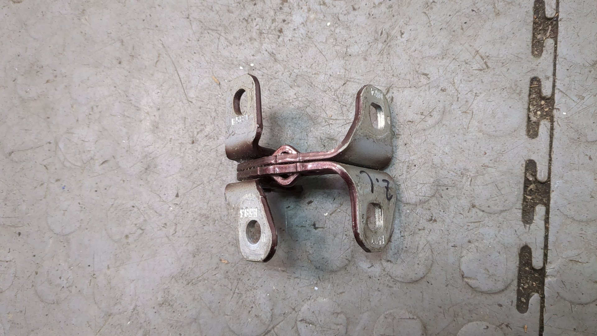 Петля двери