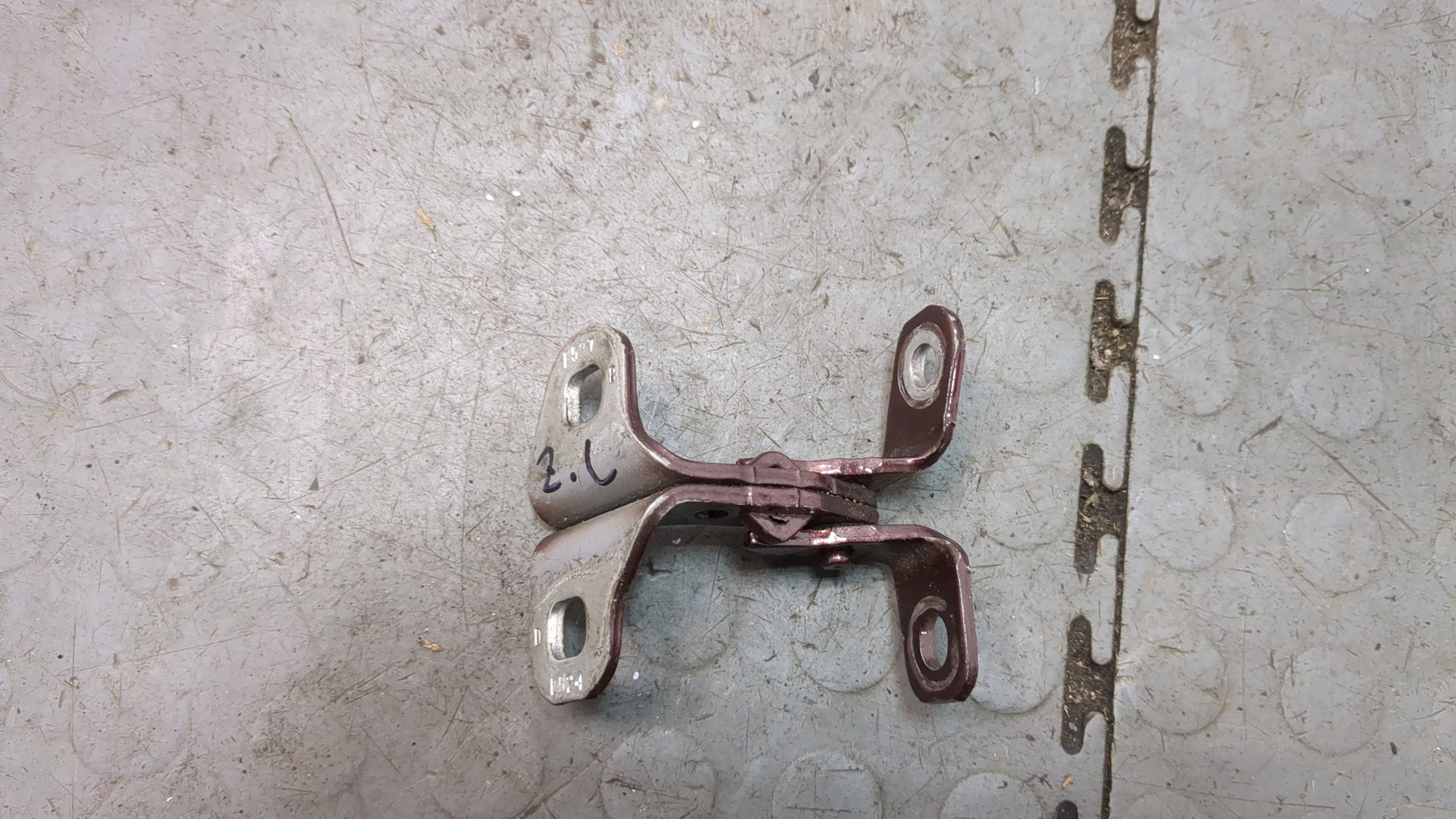 Петля двери