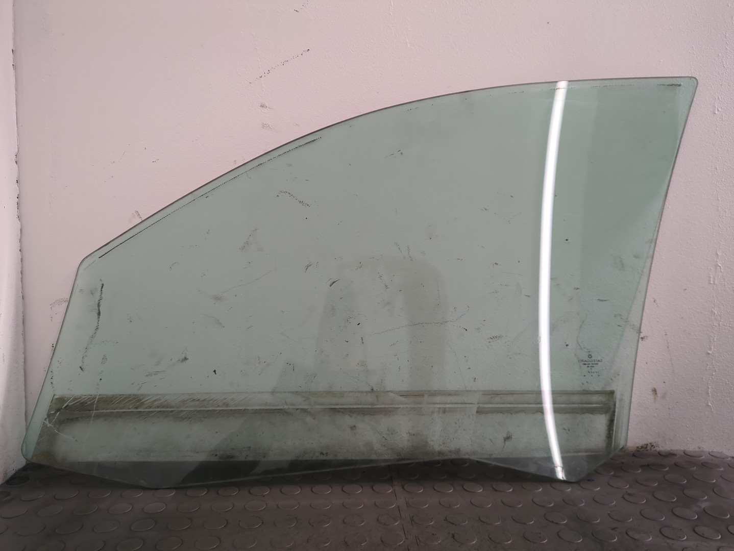 Стекло двери передней правой