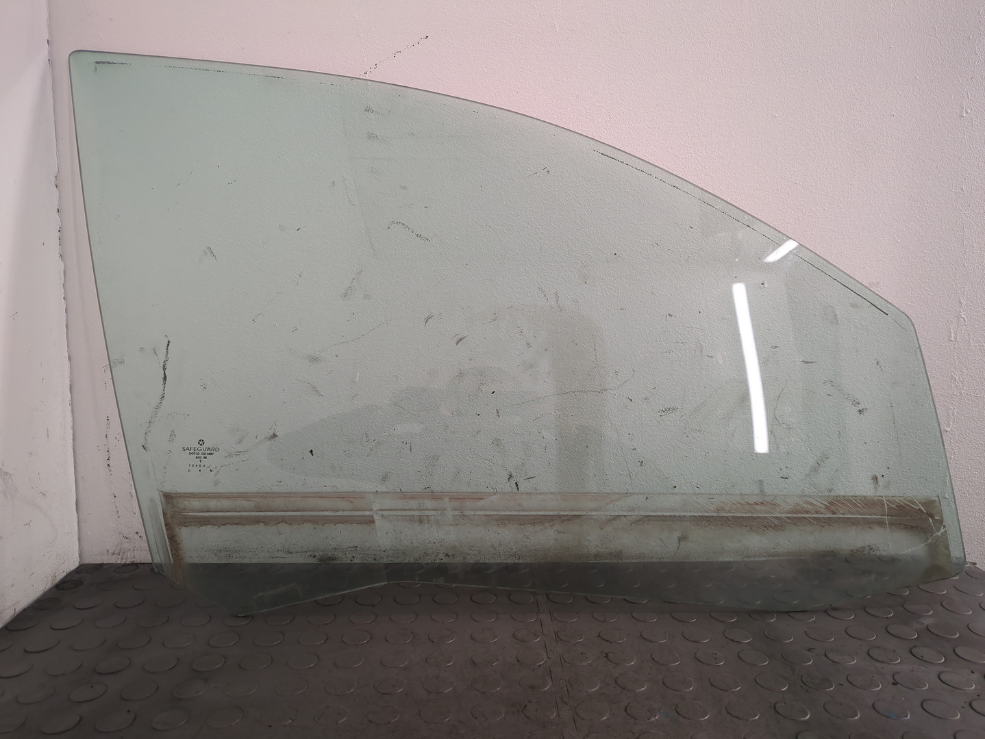 Стекло двери передней правой