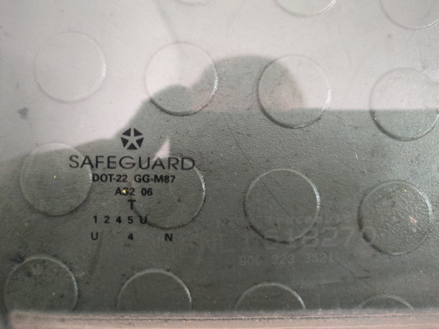 Стекло двери передней правой