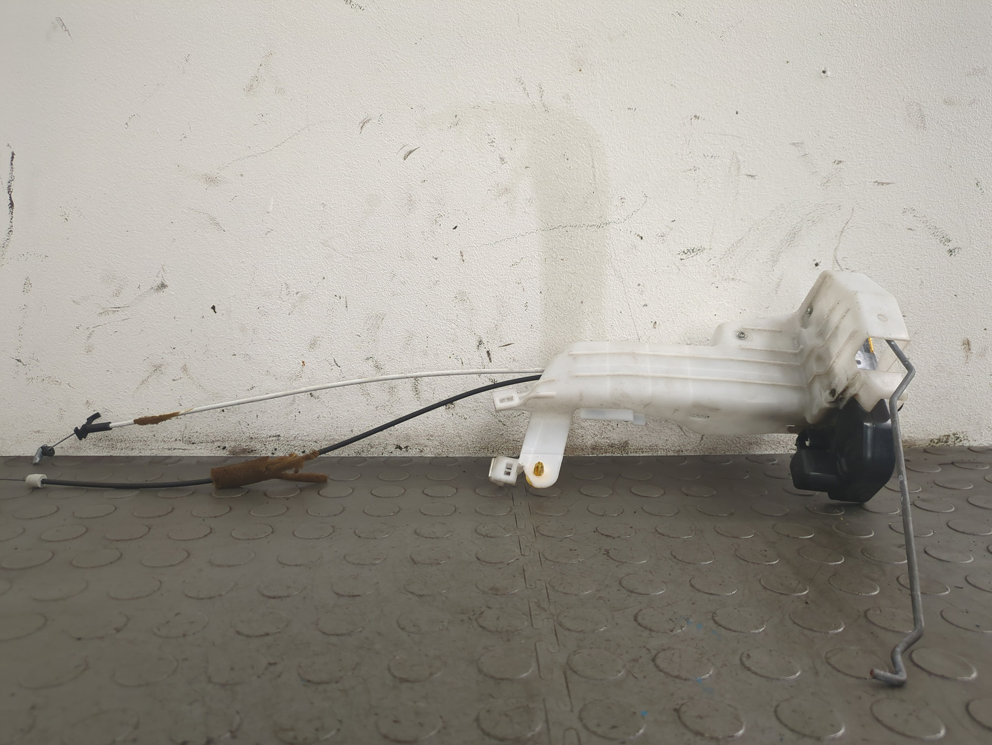 Замок двери передней правой