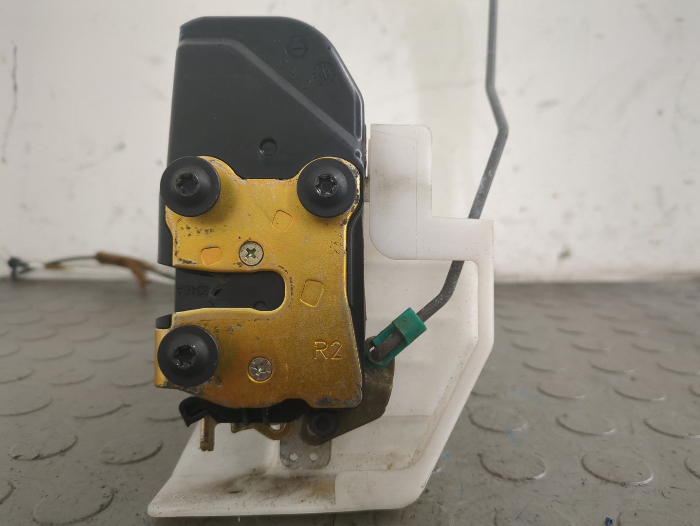 Замок двери передней правой