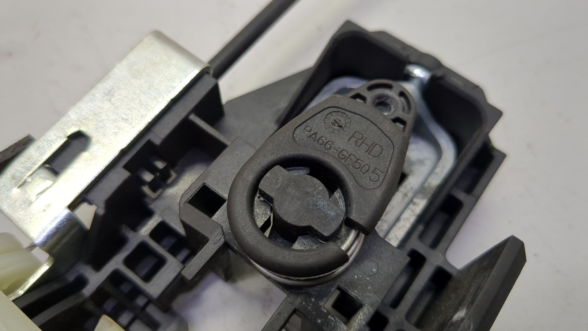 Замок двери передней правой