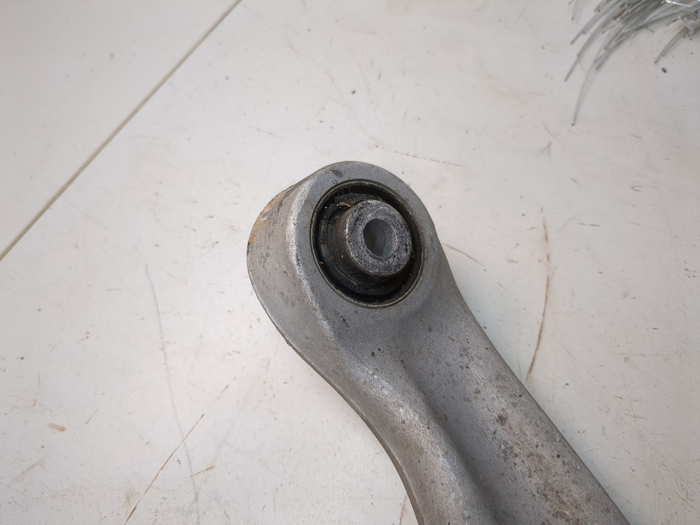 Рычаг задний левый