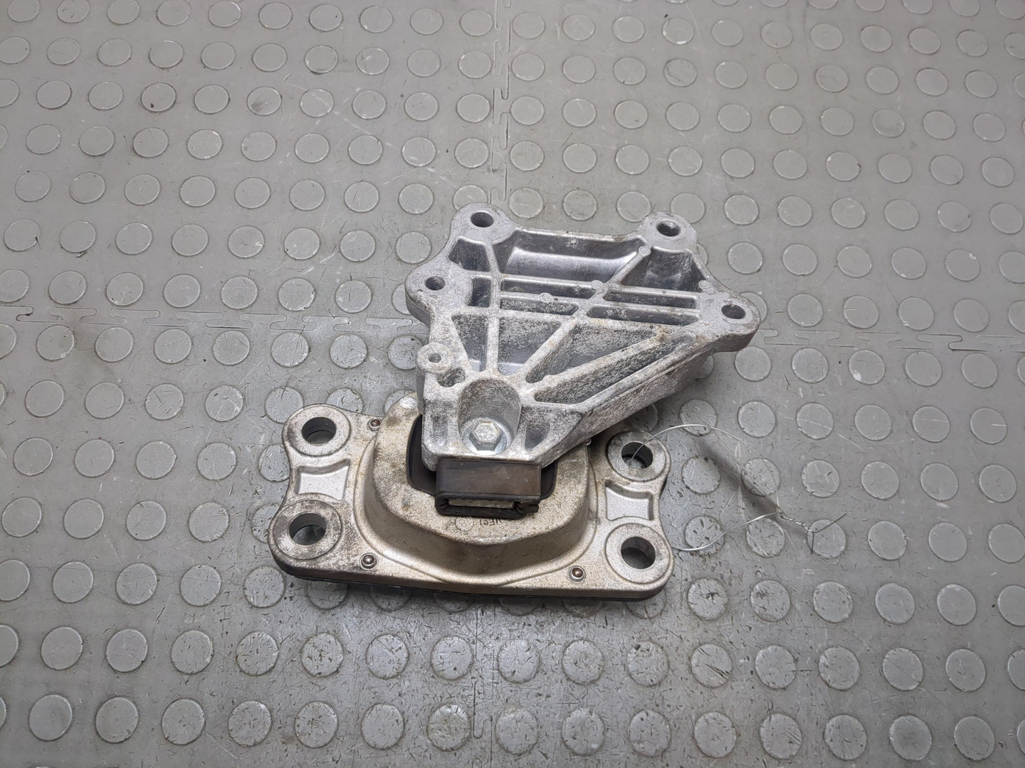 Опора КПП левая