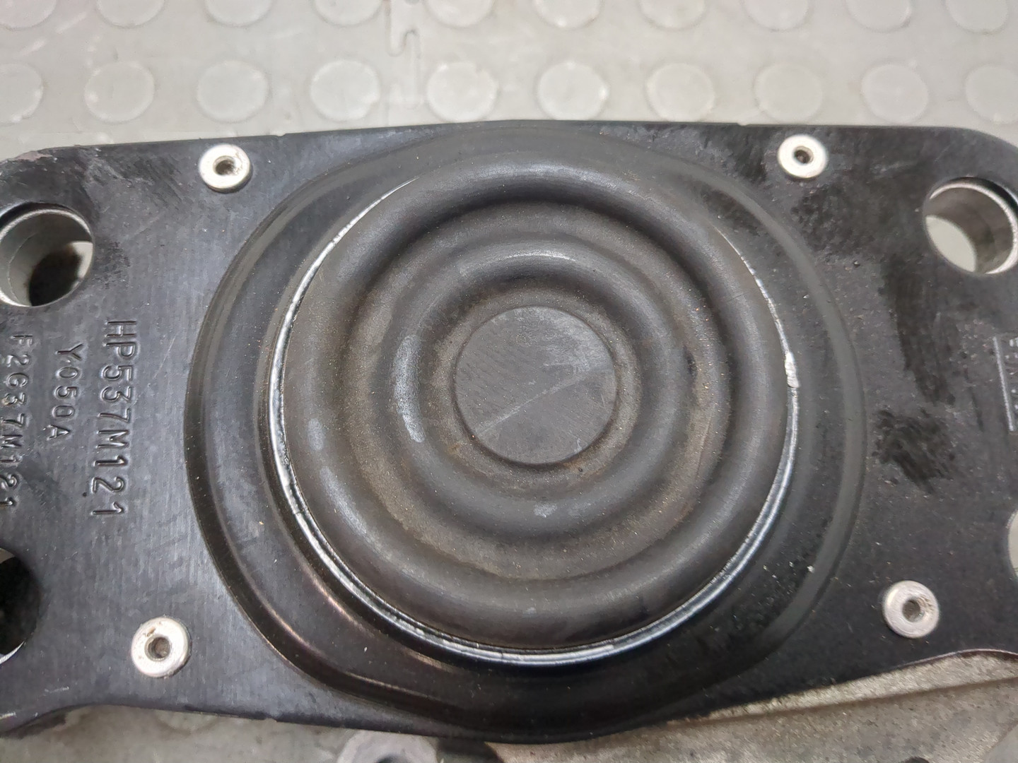 Опора КПП левая