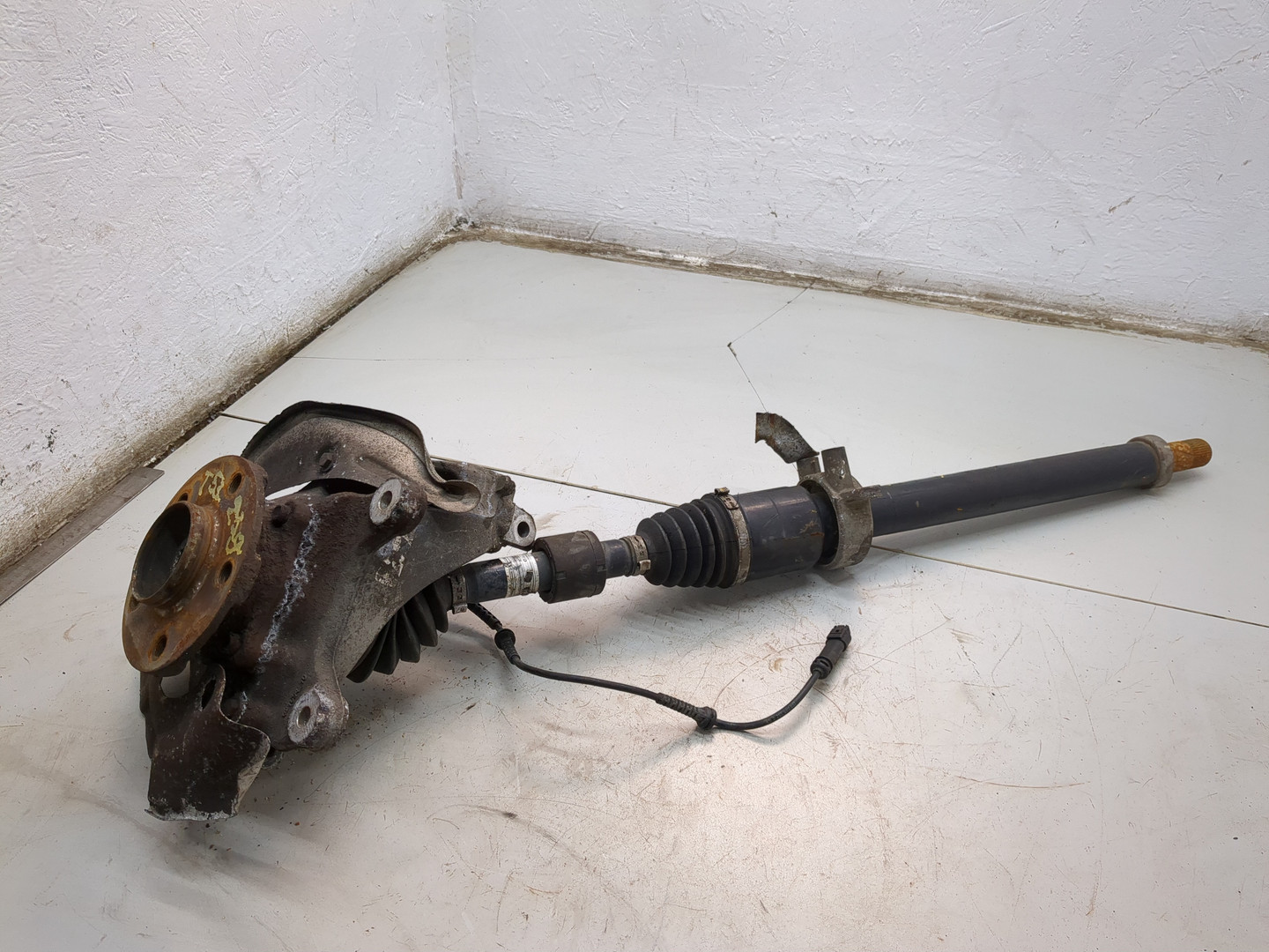 Кулак поворотный передний правый