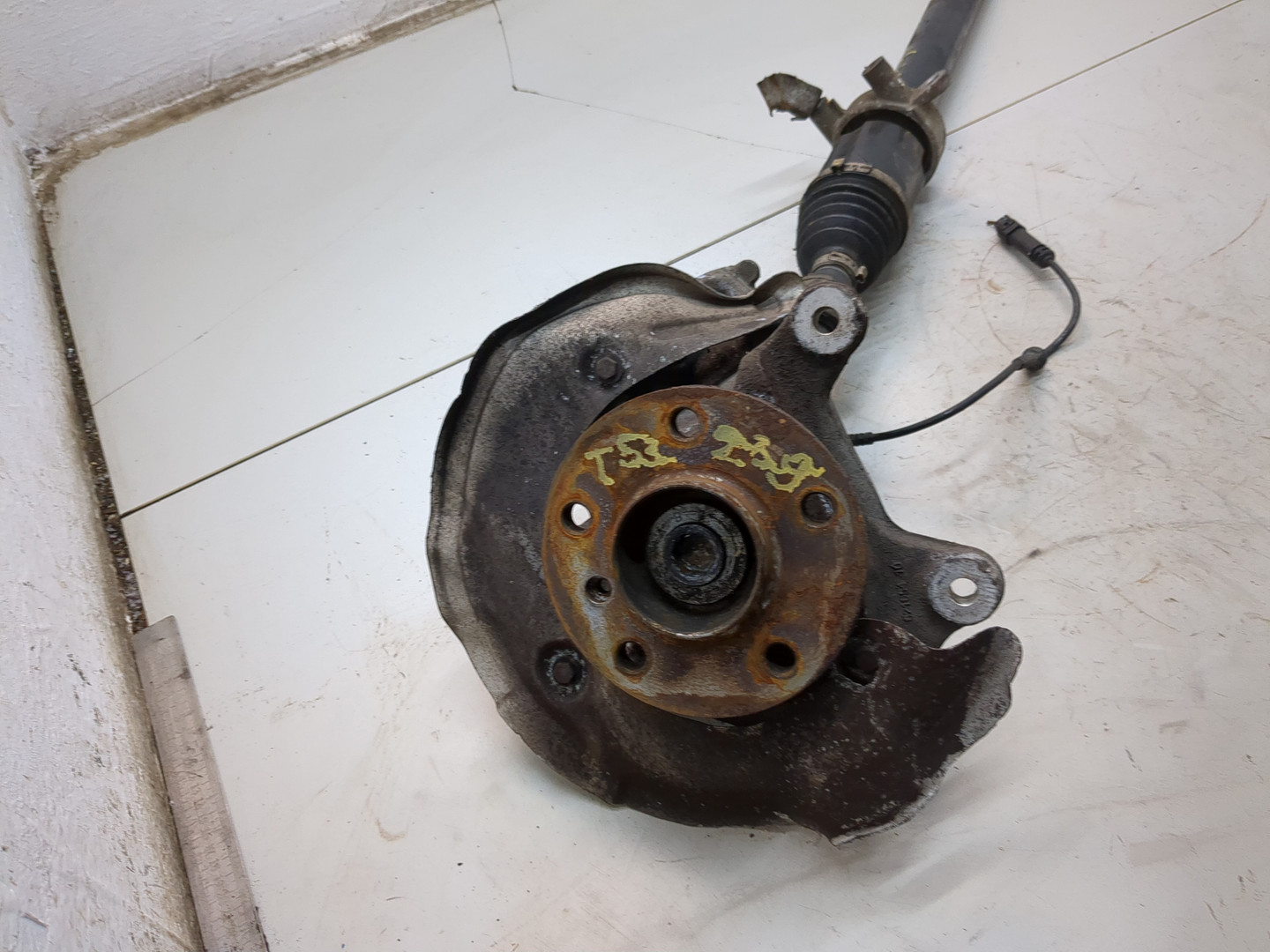 Кулак поворотный передний правый