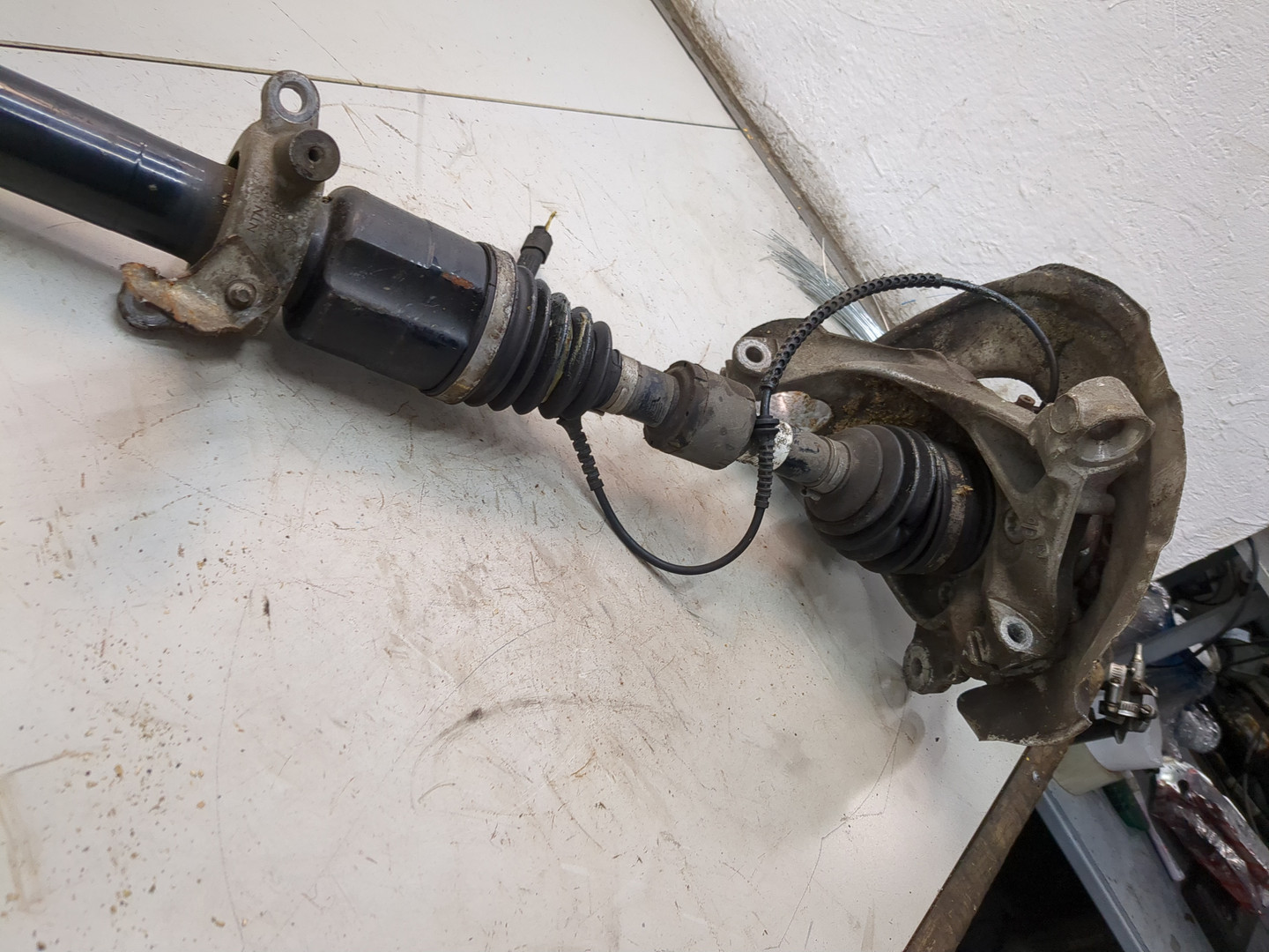 Кулак поворотный передний правый